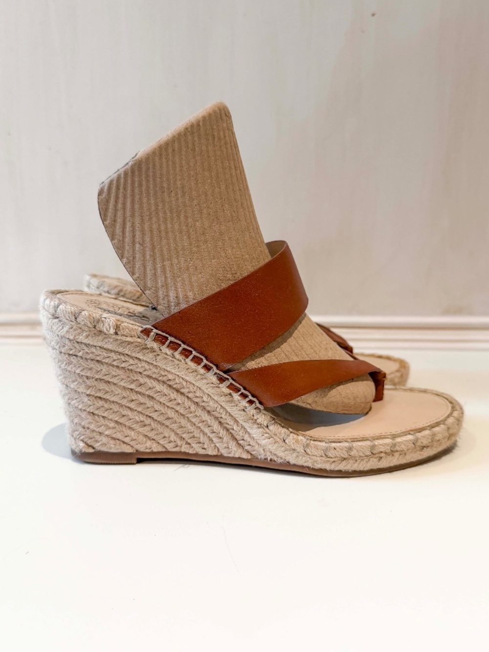 Vince Camuto Tan Lavanda Thong Wedges